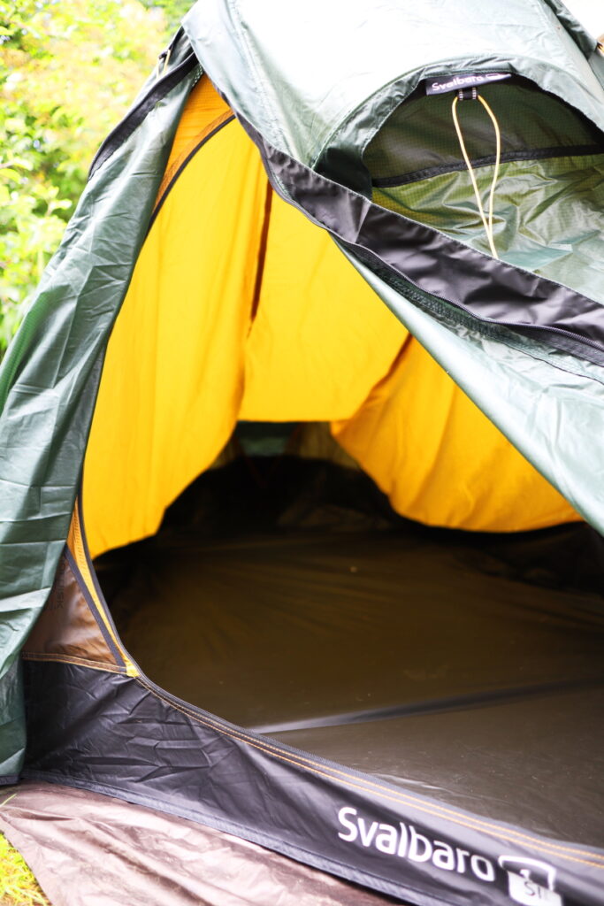 Kleine Fläche, einziger Vorteil ist da das Moskitonetz. Denn das Maximalgewicht für dein Trekking Rucksack wird mit einem Zelt negativ beeinflusst. 